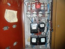 Memeriksa meter elektrik di rumah