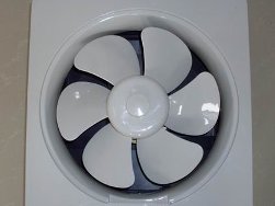 Ventilatoru pievienošana elektrotīklam vannas istabā