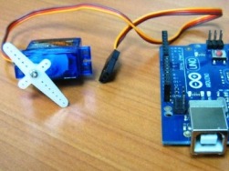 Моторно и серво управление с Arduino