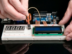 Koji su zasloni za Arduino i kako ih povezati