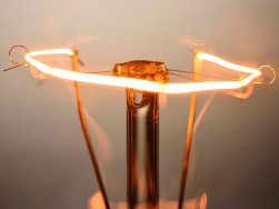 Как да се изчисли температурата на нажежаемата жичка на нажежаема лампа в номинален режим